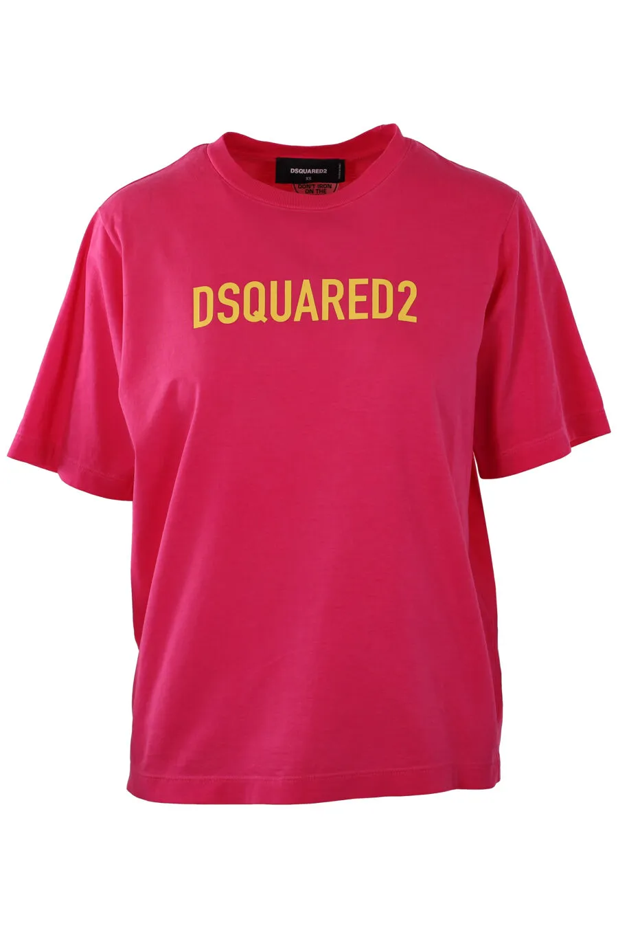 Camiseta fucsia con logo amarillo